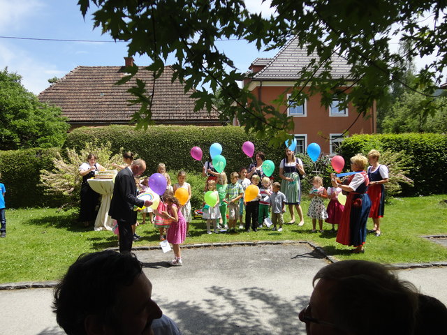 Pfarrkindergarten gratuliert Dechant Rossmann