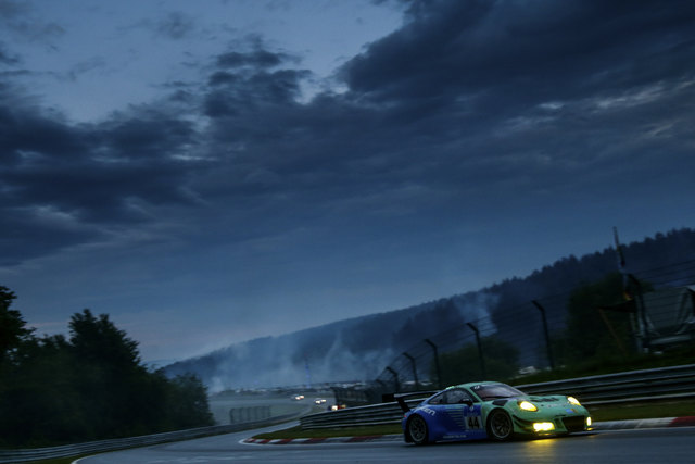 Aufgrund des Highspeed-Nachteils gegenüber der Konkurrenz kam dem Team Falken Motorsport das Regenwetter zugute. | Foto: Gruppe C Photography
