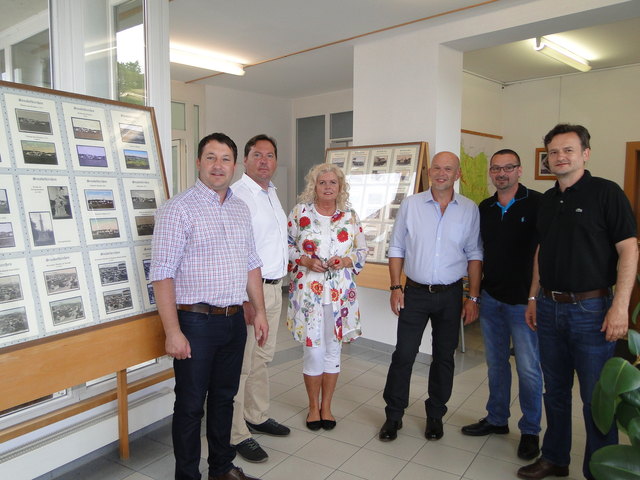 Günter Wilfling (3. v. r.) mit Vertretern der Gemeinde bei der Vernissage im Amtshaus von Sinabelkirchen.