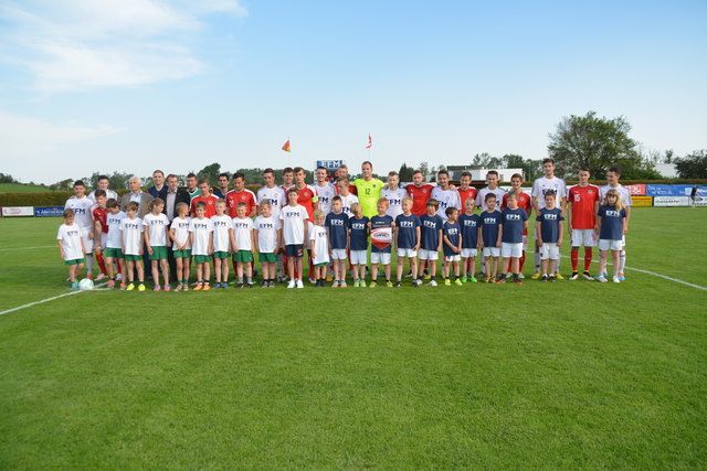 Ein gemeinsames Foto beider Teams und des Unterschützer-Fußballnachwuchses gehörte dazu