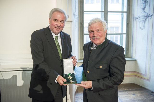 Josef Hasitschka mit Landeshauptmann Hermann Schützenhöfer bei der Verleihung in Graz. | Foto: Steiermark.at/Fischer