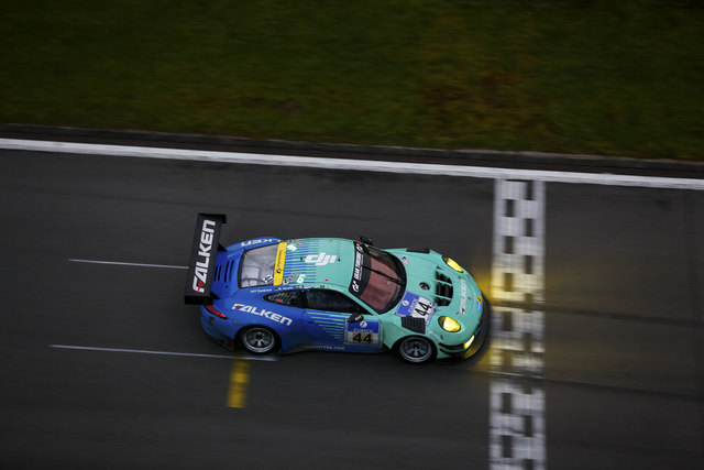 Aufgrund des Highspeed-Nachteils gegenüber der Konkurrenz kam dem Team Falken Motorsport das Regenwetter zugute. | Foto: Gruppe C Photography