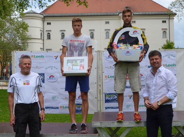 Schirmherr Bernd Bürgel und Bürgermeister Gerhard Pirih mit dem Drittplatzierten Christoph Nageler, LC Stockenboi, und Tagessieger Felix Mattersberger