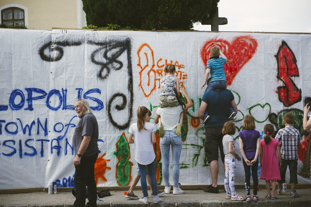 Groß und Klein hatten großen Spaß beim Austoben an einer bunten Graffitiwall.