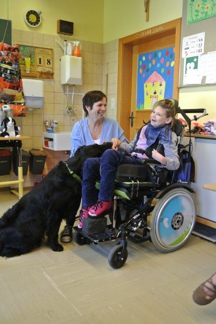 Barbara Theuretzbacher mit Therapiehund Enya und Schülerin Nina Wallner in Rogatsboden. | Foto: privat