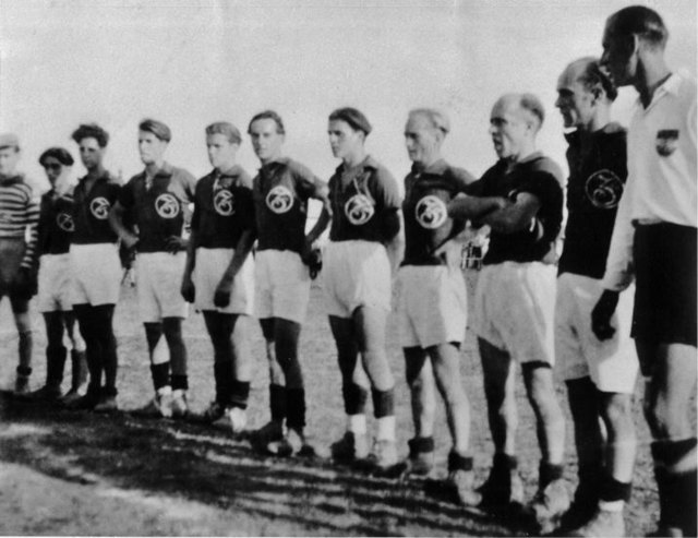 Rudi Müllner, Otto Benesch, Alfred Lichtenschopf, Petrasovic, Adi Summerer, Josef Benesch, Karl Hess, Josef Pils, Karl Stamhammer, Rudi Wogritsch und Schiedsrichter Steiner aus St. Pölten. | Foto: Foto: Adi Grejan