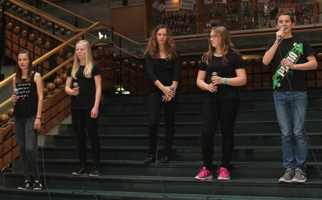 Mittels Fotografie, bildender und skulptureller Kunst sowie mit Theaterarbeit widmete man sich im Projekt dem Besonderen im Alltag.