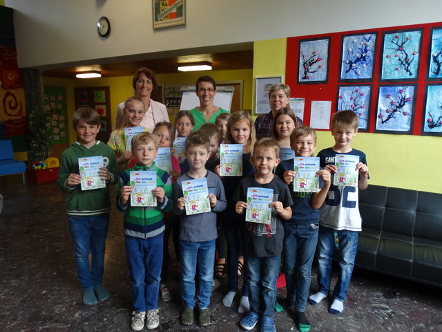 Direktorin Angelika Kuss-Bergner mit Lehrern und Schülern am Projekttag | Foto: KK