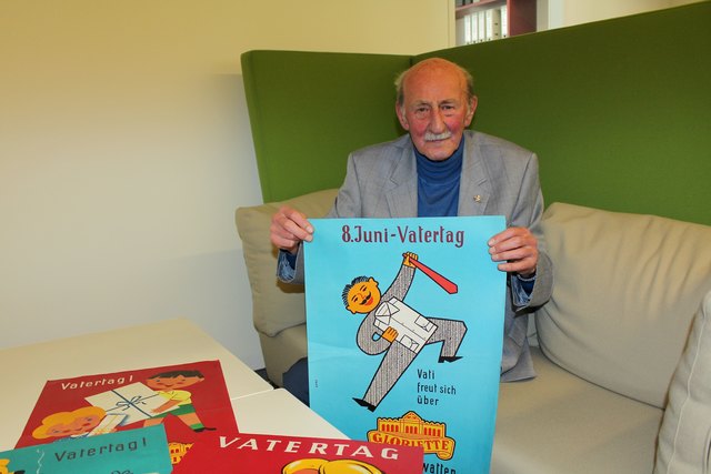 Helmut Herz mit dem ersten Vatertagsplakat vom 8. Juni 1956, das er selbst gestaltet hat
