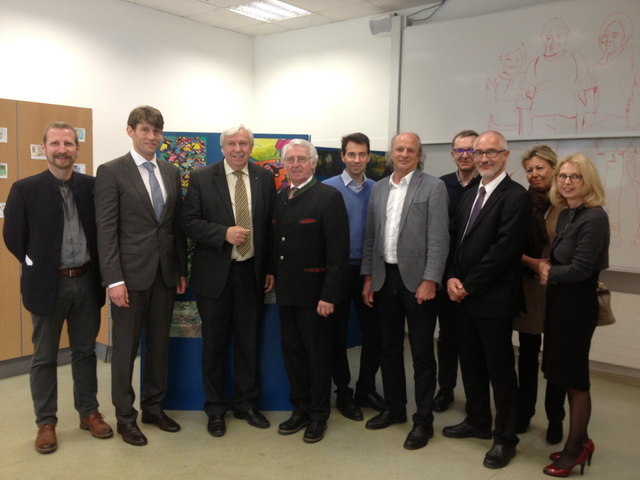 vlnr: Schulleiter Mag. Franz Georg Rösel, MMag. Paul Wagner, Amtsführender Präsident des Landesschulrates Prof. Mag. Johann Heuras, Bürgermeister Johann Novomestsky, Vizebürgermeister Mag. Wolfgang Braumandl, Fachinspektor DDr. Leopold Kogler, Gemeinderat Dr. Helmut Elsinger, Fachinspektor Mag. Alfred Nussbaumer,  Gemeinderätin Elisabeth Barisits, Direktorin der Josefstraße St. Pölten Mag. Silvia Klimek | Foto: Wienerwaldgymnasium