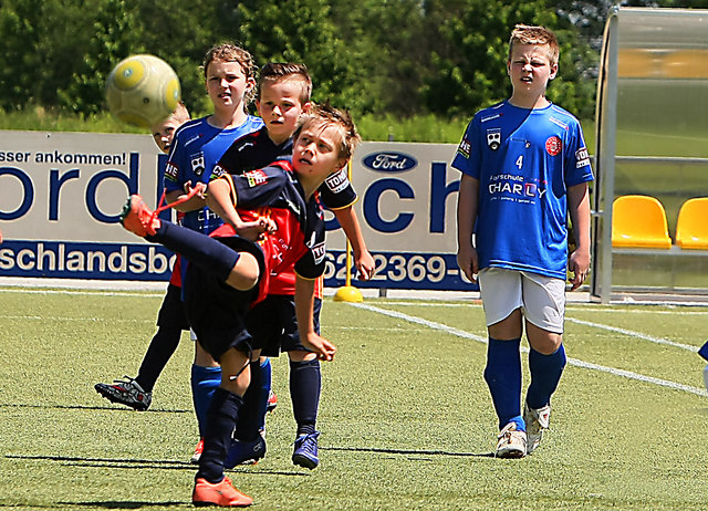 Auch das ist Jugendfußball: Technik vom Feinsten - belohnt wurden die Jungs vom AC Linden Leibnitz (in den Dressen der Belgier) mit dem Turniersieg bei der Mini-EM. | Foto: Franz Krainer