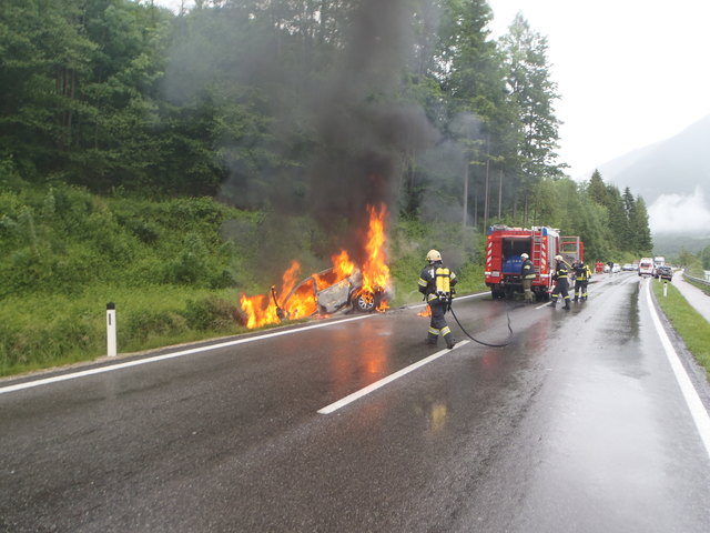 Bei einem Unfall auf der B145 in Weissenbach geriet ein Pkw in Brand. | Foto: FF Bad Ischl