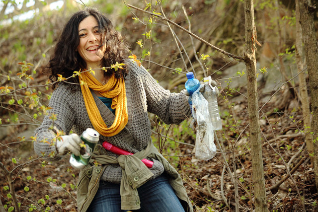 Versucht Verantwortung wahrzunehmen: Grüne Sandra Krautwaschl beim Frühlingsputz | Foto: J.J. Kucek