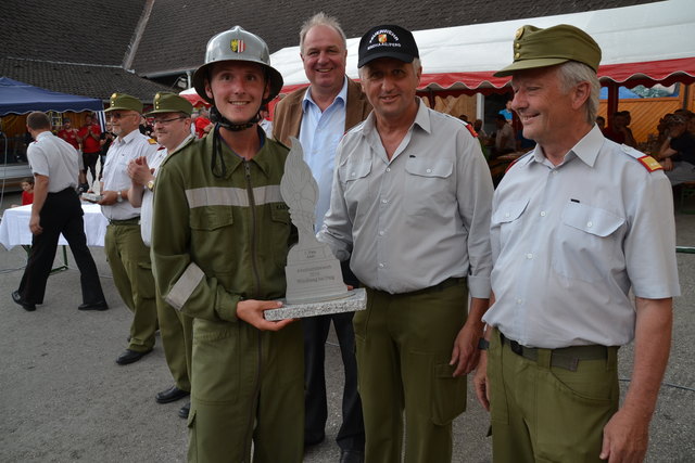 Der Abschnittssieg in Silber ging an die Hausherren: Gruppenkommandant Philipp Kastner, Bgm Ignaz Knoll, Kdt Günther Freinschlag E-HBI August Haderer
