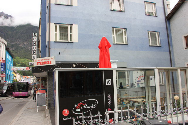 Der Laden befindet sich unterhalb vom Restaurant Sternsee im Stadtzentrum