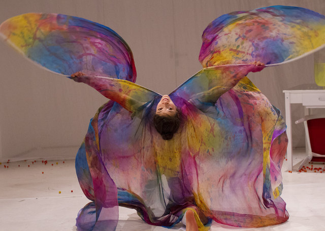 Auch die Dschungel-Produktion "Farbenreich" für Zuschauer ab zwei Jahren ist im Rahmen des Tanzfestivals zu sehen. | Foto: Ani Antonova