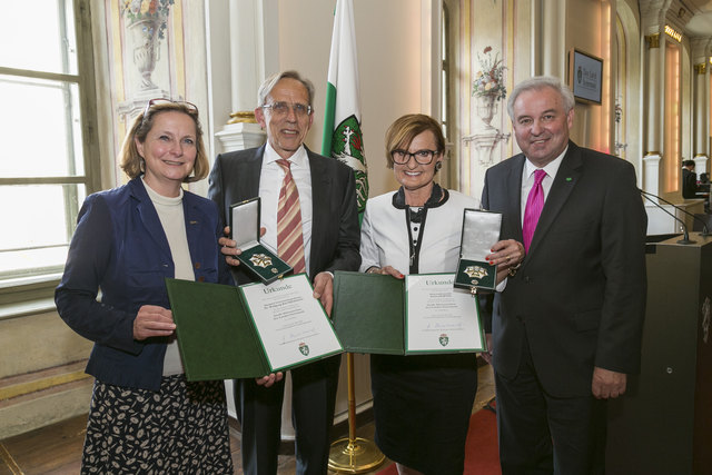 Ehren(s)wert: Wolfgang Baumjohann und Edith Hornig, flankiert von Bettina Vollath und Hermann Schützenhöfer | Foto: Frankl
