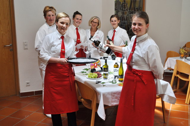 Die Prüflinge in Service und Gastronomie mit Fachvorstand Maria Gschwentner im Bild links hinten und mit Fachlehrerin Roswitha Schranzhofer 4.von links