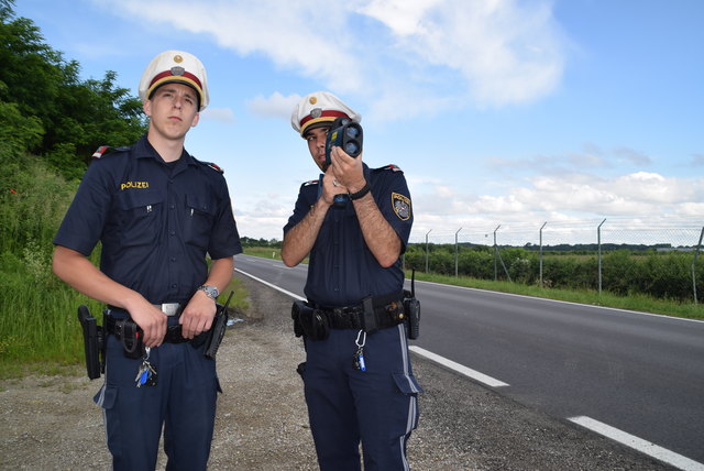 Christoph Redl und Philip Gruber von der Polizeiinspektion Tulln mit dem Radarmessgerät.