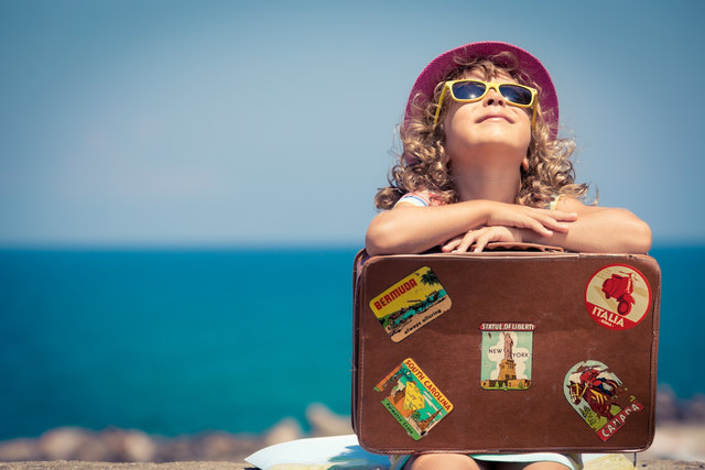 Für empfindliche Kinderhaut empfiehlt sich ein hoher Lichtschutzfaktor und zusätzlich Hut und Sonnenbrille.
