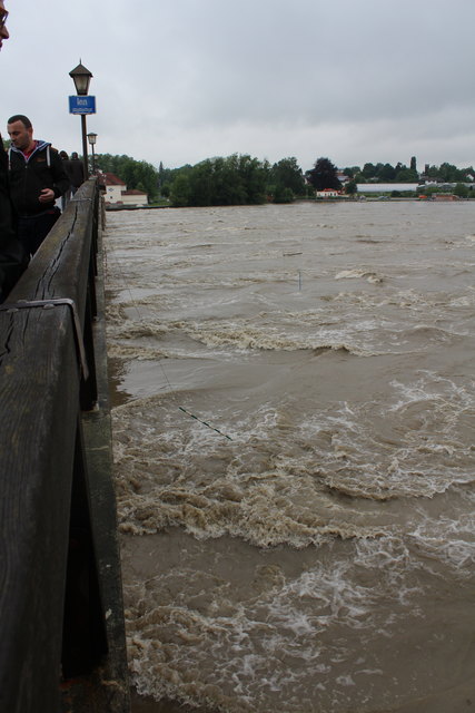 In Schärding wird der Inn voraussichtlich in den Nachtstunden die Hochwasser-Vorwarnsufe erreichen.