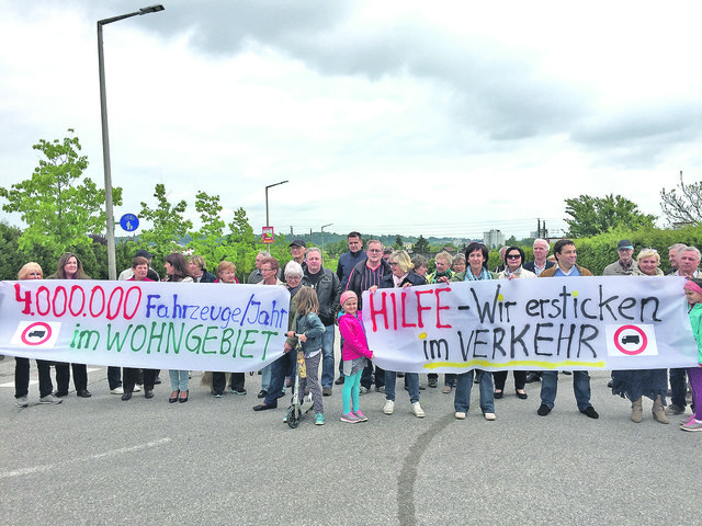 Mit einer Straßensperre zeigten die etwa 75 Mitglieder 'Uns reicht es endgültig'. | Foto: Herbsthofer