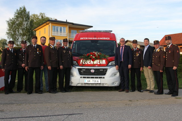 Die Ehrengäste freuen sich mit der FF Untertressleinsbach über das neue Mannschaftstransportfahrzeug.