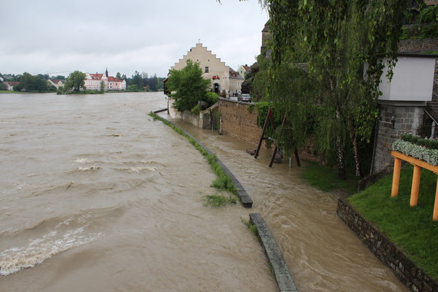 Zu Mittag wird ein Überschreiten der Hochwasserwarngrenze in Schärding prognostiziert. | Foto: Schwendinger