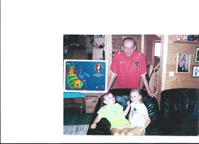 Papa der mit seinen Töchtern Sandra und Jessica schon die Euro 2008 vor dem Fernseher stilgerecht verfolgte