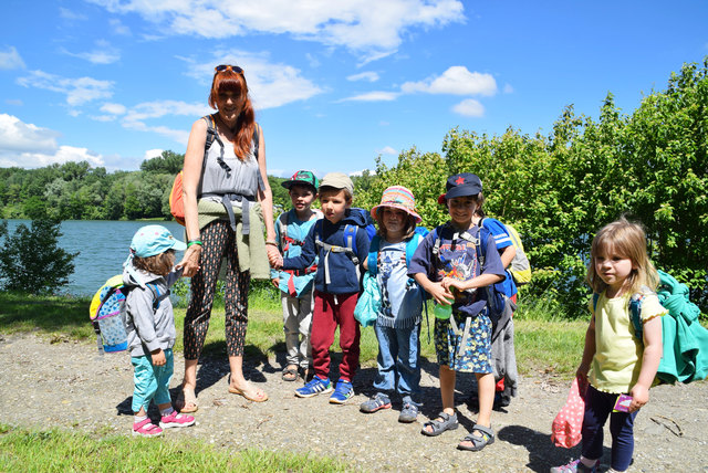 Kindergärtnerin Christine mit Lina, Mateo, Helena, Jakob, Jan, Kazimir und Hermine von der Kindergartengruppe Giraffenland. | Foto: Zeiler
