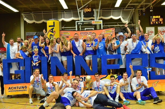 Fans und Spieler feierten bereits in Wels ihren Titel ordentlich ... in Oberwart ging es dann weiter. | Foto: Redwell Gunners/Wolfgang Steflitsch