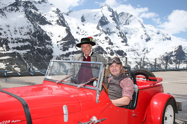 Friedl Fleissner, Großglockner Bergführer (links) und Rudi Roubinek („Seyffenstein“), Schauspieler und Autor auf der Kaiser-Franz-Josefs-Höhe | Foto: Susi Berger - Pressefoto Neumayr - Großglockner Hochalpenstraßen AG, Presseaussendung