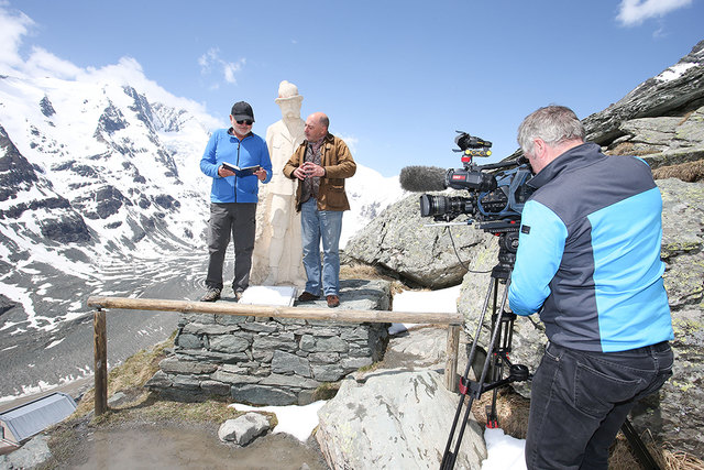 ORF-Team mit ORF-Regisseur Kurt Liewehr und Rudi Roubinek („Seyffenstein“), Schauspieler und Autor bei der Kaiserstatue auf der historischen Kaiser-Franz-Josefs-Höhe | Foto: Susi Berger - Pressefoto Neumayr - Großglockner Hochalpenstraßen AG, Presseaussendung