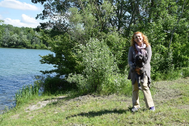 Ilona Varga mit ihrem Hund "Blacky" beim Spaziergang am Altarm. | Foto: Zeiler