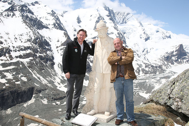 Dr. Johannes Hörl, Vorstand Großglockner Hochalpenstraßen AG, Rudi Roubinek („Seyffenstein“), Schauspieler und Autor auf der historischen Kaiser-Franz-Josefs-Höhe | Foto: Susi Berger - Pressefoto Neumayr - Großglockner Hochalpenstraßen AG, Presseaussendung
