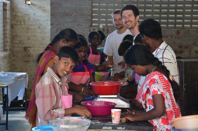 Lothar und Johannes Löschenbrand weihten die Kindern in die Bäckereikunst ein. | Foto: Löschenbrand