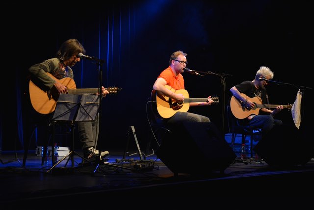 Thomas Stipsits und seine beiden musikalischen Kumpanen Willi Ganster (links) und Ulli Bäer (rechts).