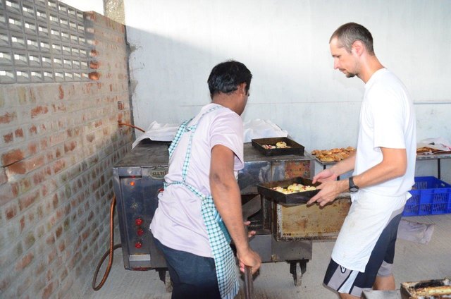 Lothar und Johannes Löschenbrand weihten die Kindern in die Bäckereikunst ein. | Foto: Löschenbrand