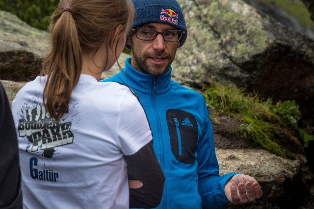 Mädels lernen von der Boulderlegende: Bei Ladies on the rocks lernen Mädels von der Boulderlegende Bernd Zangerls selbst wie man sich am besten am Fels bewegt.TVB Paznaun-Ischgl | Foto: TVB Paznaun-Ischgl