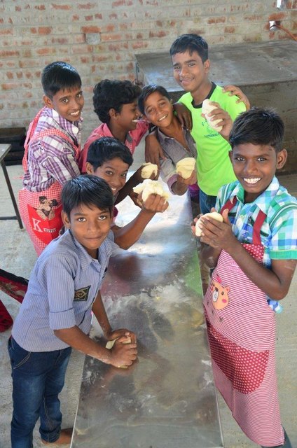 Die Kinder hatten sichtlich Spaß beim Backen der süßen Leckereien. | Foto: Löschenbrand