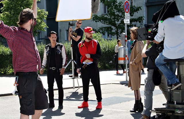 Die beiden "zu" integrierten Wiener Marko und Benny handeln teilweise mit nicht immer ganz konventionellen Mitteln.