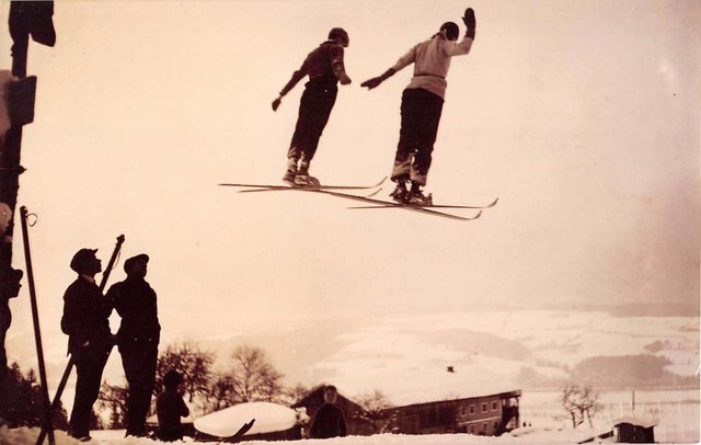 Doppelsprung von der Sprungschanze Hennersberg um 1924. | Foto: Stadtarchiv Wörgl