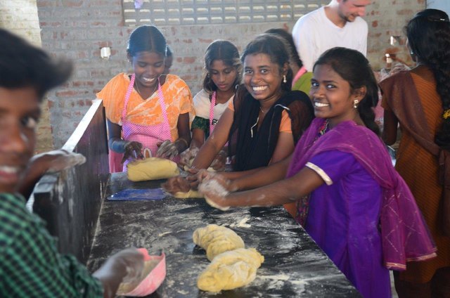 Die Kinder hatten sichtlich Spaß beim Backen der süßen Leckereien. | Foto: Löschenbrand