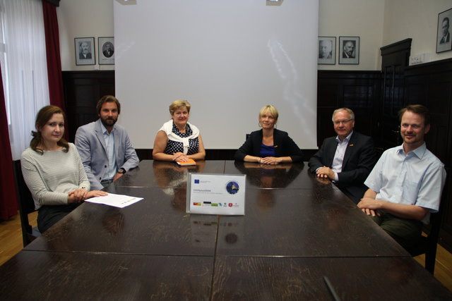 Christine Neuhold, Christian Ortauf (beide Tourismusverband), Gabriele Grandl, Daniela Adler-Neubauer, Bürgermeister Josef Ober, Mario Hofer (Hotel Lava Inn).