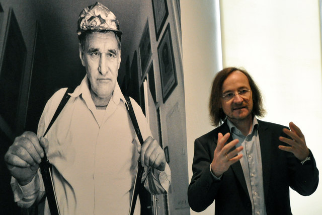 Geburtstagsschau. Kuratur der Jubiläumsschau, einer Retrospektive des Werks des Ausnahmekünstlers Johann Hauser, ist der künstlerische Direktor des "museum gugging", Johann Feilacher.