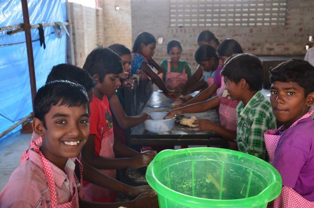 Die Kinder hatten sichtlich Spaß beim Backen der süßen Leckereien. | Foto: Löschenbrand