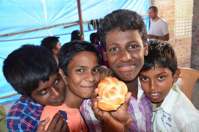 Die Kinder genossen die fertigen Backstücke. | Foto: Löschenbrand