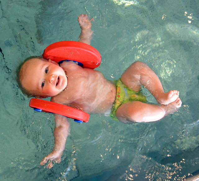 Wenn die 6 Monate alte Annika freudvoll auf dem Wasser schwebend rückenschwimmt, dann hat ihre Mutter mit Hilfe von Schwimmtrainerin Elvira Ilming die für Ihre Tochter perfekte Wahl getroffen