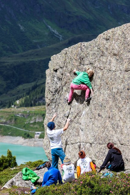 Klettern im Silvapark Galtür: Galtürer Bergführer begleiten die Frauen am Klettersteig und zeigen selbst Anfängern wo es lang geht. | Foto: TVB Paznaun-Ischgl