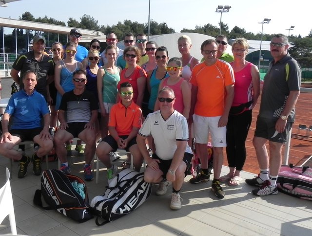 Der Tennisclub Wetzawinkel auf der Sonnenterrasse der Anlage von der Tennisakademie Umag